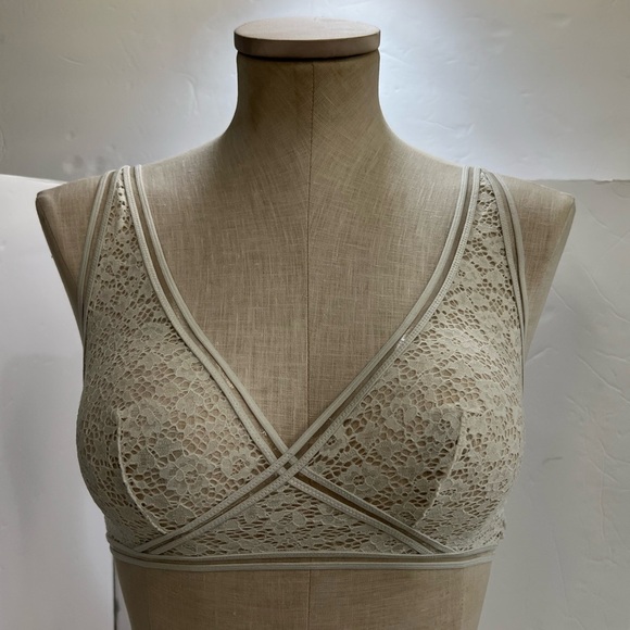 VICTORIA  SECERT 💕White  Lacey bralette👙ADJUSTABLE STRAPS⭐️⭐️size S - Picture 5 of 10
